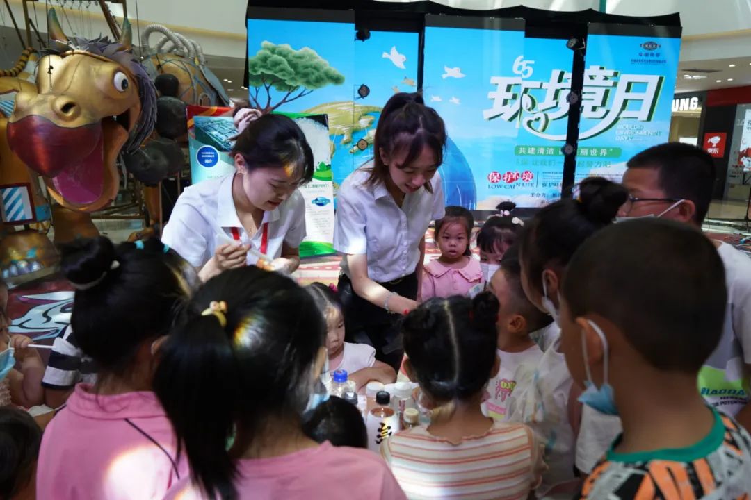 2022年6月3日，東華科技所屬東華天業(yè)公司聯(lián)合新疆建設兵團第八師石河子市生態(tài)環(huán)境局在新疆萬達商場舉辦“共建清潔美麗世界”六五環(huán)境日公益宣傳活動
