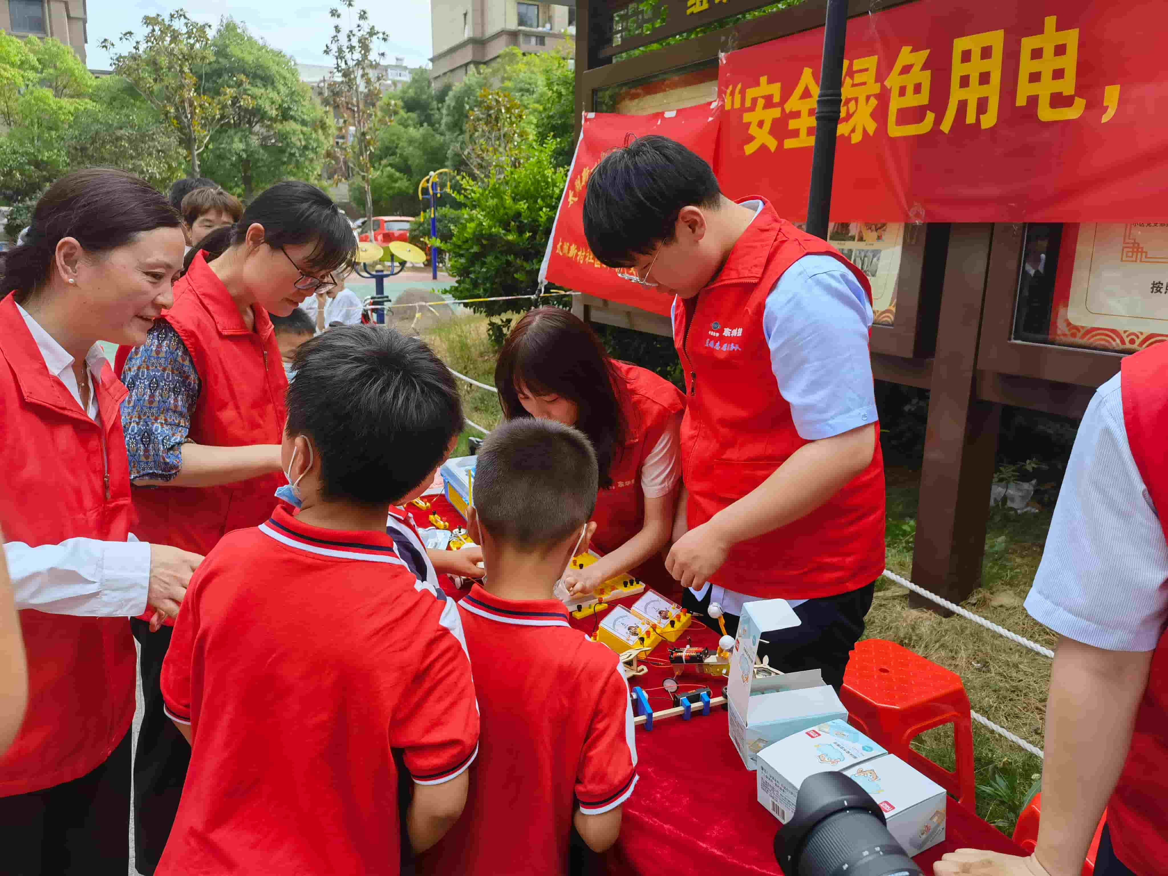 2021年6月21日，藍(lán)鴿志愿服務(wù)隊前往社區(qū)開展“安全用電，安全你我”志愿活動（1）