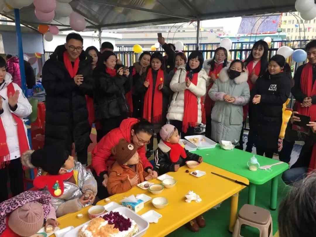 2020年1月13日，志愿服務(wù)隊(duì)和社會(huì)各界愛(ài)心人士為“口罩天使們”舉辦集體生日會(huì)